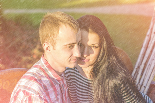 Jovem casal ao ar livre no outono parque jovem
. - Foto, Imagem
