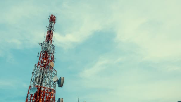 Časová prodleva telekomunikační věže proti obloze a mrakům v pozadí - Záběry, video