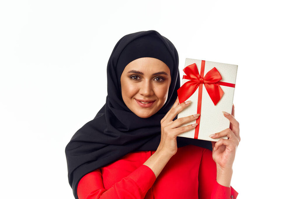 muslim woman with black hijab gifts holiday close-up - 写真・画像