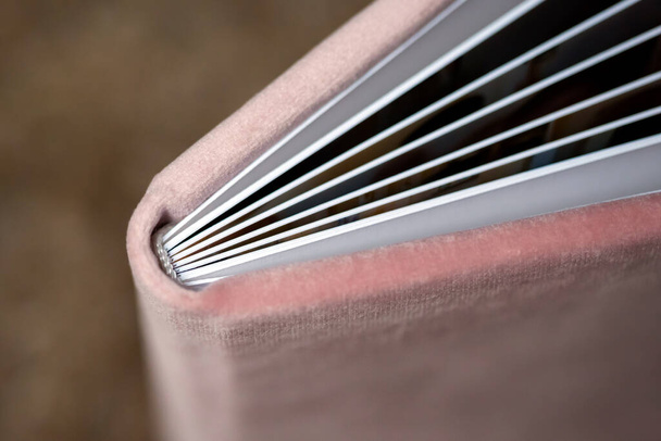Close-up van geopende exclusieve fotoboek bedekt met fluweel textiel. Trouwen fotoalbum detail Onderwijs concep met boekpagina 's - Foto, afbeelding