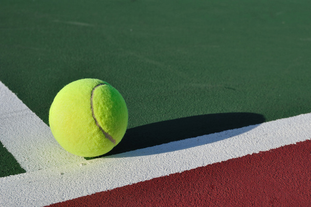 Yellow Tennis Ball on Court - Valokuva, kuva