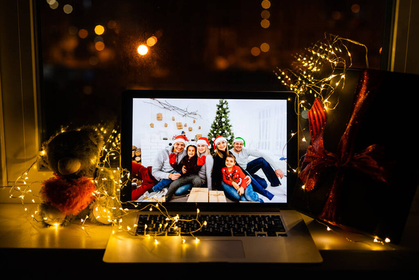 Portret van aantrekkelijke vrolijke familie chatten met een vriend op web congrats groeten feestelijke avond traditie alleen thuis blijven - Foto, afbeelding