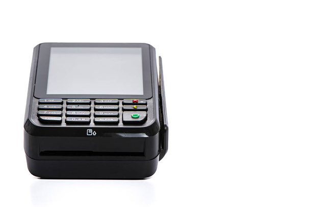 czarny terminal płatniczy do przyjmowania pieniędzy z kart plastikowych od klientów - Zdjęcie, obraz