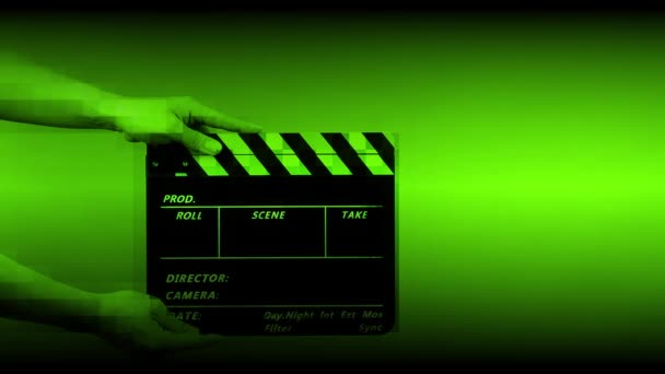 Film Clapper Board. Hollywood Réalisateur Film Slate. L'équipe de tournage tient et applaudit l'ardoise du film dans l'enregistrement vidéo. Utilisation pour couper l'action ou les effets visuels et accessoire de scène. Clapperboard de la production cinématographique. - Séquence, vidéo
