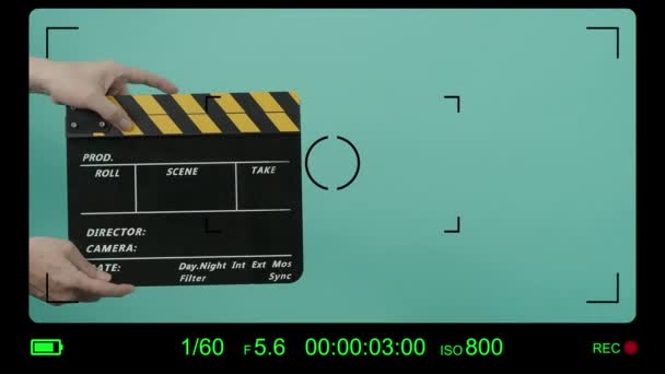 Rada Filmowa Clappera. Reżyser Hollywood Film Slate. Załoga filmowa trzyma i klaska na płycie filmowej w nagraniu wideo. Korzystanie do cięcia akcji lub efektów wizualnych i rekwizyt sceny. Klapperboard produkcji filmowej. - Materiał filmowy, wideo