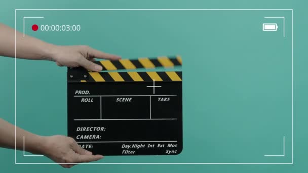Film Clapper Board. Hollywood Réalisateur Film Slate. L'équipe de tournage tient et applaudit l'ardoise du film dans l'enregistrement vidéo. Utilisation pour couper l'action ou les effets visuels et accessoire de scène. Clapperboard de la production cinématographique. - Séquence, vidéo