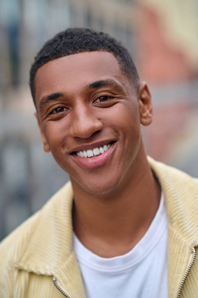 Headshot of a smiling handsome young man - Foto, Imagen