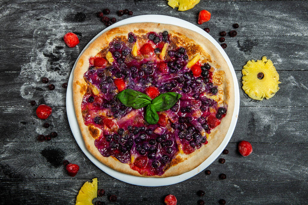 Pizza dulce con piña, grosella y fresas. - Foto, Imagen