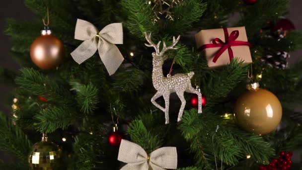 Όμορφο χριστουγεννιάτικο φόντο με διακοσμημένο δέντρο και γιρλάντα - Πλάνα, βίντεο