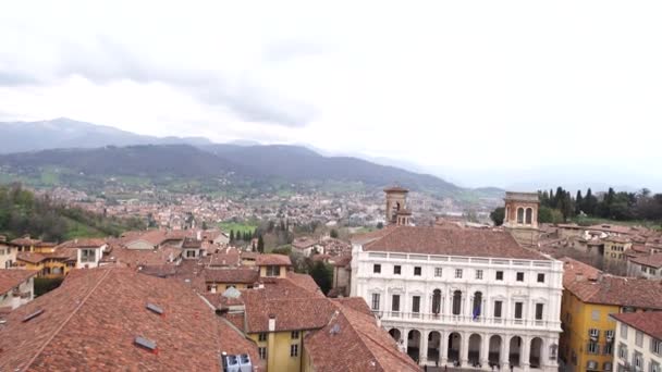 Starożytne domy w pobliżu wieży Campanone na Piazza Vecchia w Bergamo. Włochy - Materiał filmowy, wideo