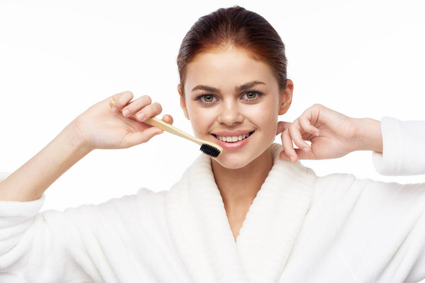 Woman in white coat toothbrush oral hygiene - Foto, imagen