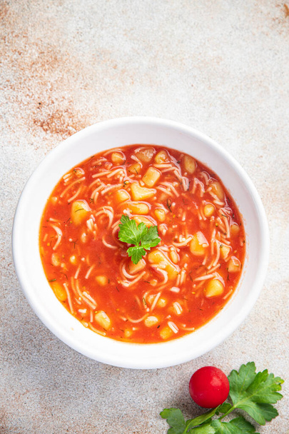 томатный суп макароны красное блюдо первое блюдо закуски копировать пространство питания фон деревенский - Фото, изображение