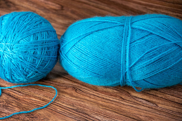A skein and ball of yarn for knitting. Blue threads. - Zdjęcie, obraz