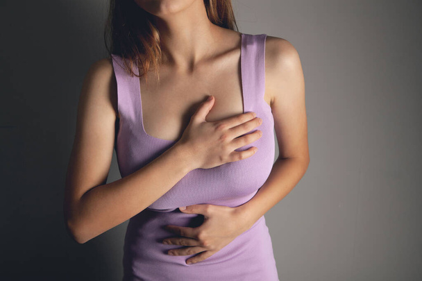 a young woman has a stomach ache - Foto, Imagem