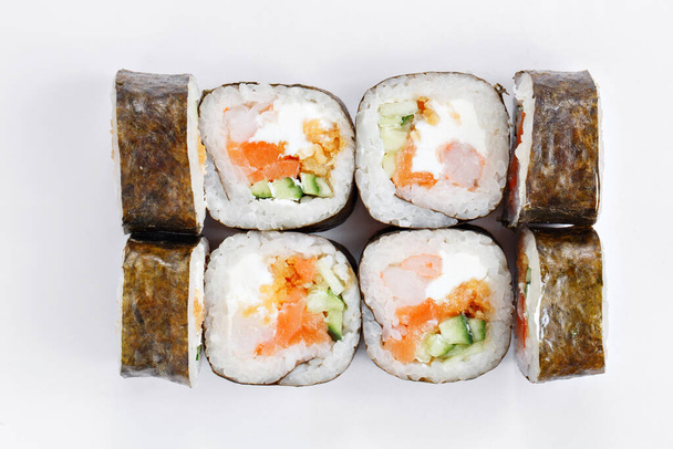 Ιαπωνικό φαγητό, νόστιμο γεύμα για μεσημεριανό. Θαλασσινά. Ρολό Φιλαδέλφεια, σολομός, μαλακό τυρί - Φωτογραφία, εικόνα