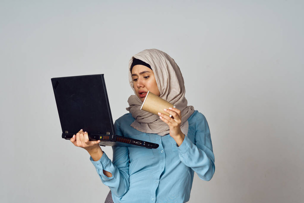Muslimische Frau im Hijab mit Laptop-Kaffeetasse - Foto, Bild