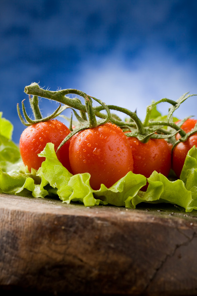 Tomaten auf Salat - Foto, Bild