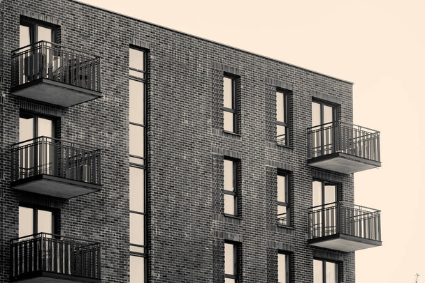 moderno loft de ladrillo en la ciudad, Wroclaw, Polonia. Imagen en blanco y negro - Foto, Imagen