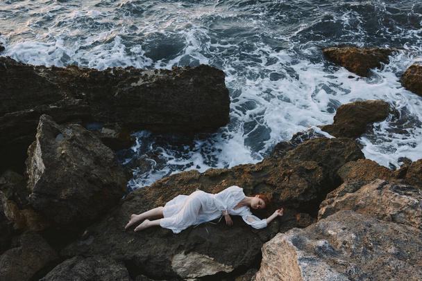 mulher em vestido de noiva branco na costa do mar cabelo molhado conceito de férias de verão - Foto, Imagem
