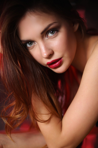 Close-up portrait of beautiful girl with trendy makeup lying - Fotoğraf, Görsel