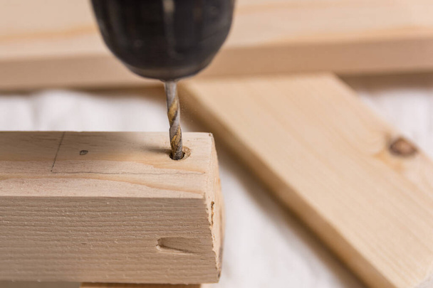 ドリルビットは、木製の板にネジ穴を作ります。スペースを閉じ、選択し、コピーします。 - 写真・画像