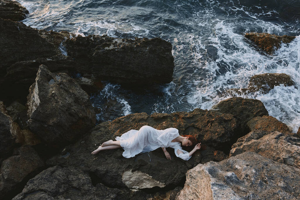 Frau im weißen Hochzeitskleid am Meer nasse Haare Urlaubskonzept - Foto, Bild