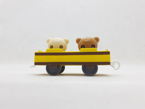 meervoudig klein speelgoed en miniatuur van dieren en voertuigen in witte isolatieachtergrond - Foto, afbeelding