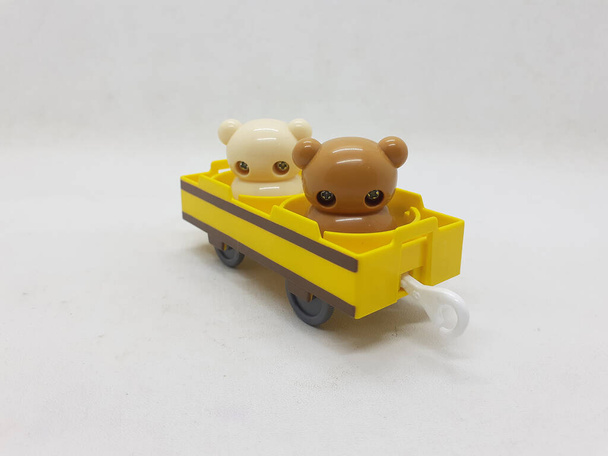 meervoudig klein speelgoed en miniatuur van dieren en voertuigen in witte isolatieachtergrond - Foto, afbeelding