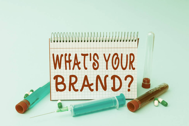 Знак с надписью What S Your Brand. Интернет-пользователи спрашивают о логотипе продукта или о том, что вы сообщаете. - Фото, изображение