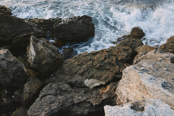 Скалистые камни у океана - Фото, изображение