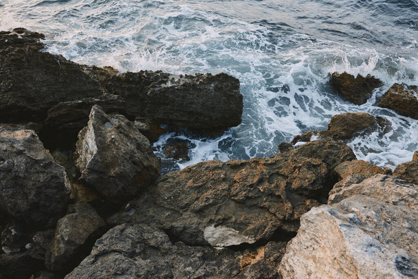 Rotsachtige stenen bij de oceaan natuur landschap zomer - Foto, afbeelding