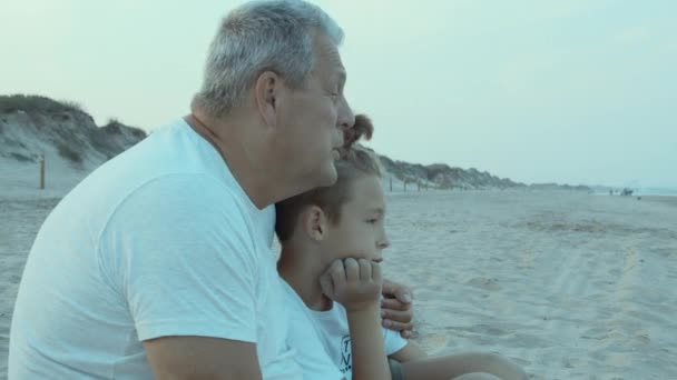 dziadek i wnuczek - Materiał filmowy, wideo