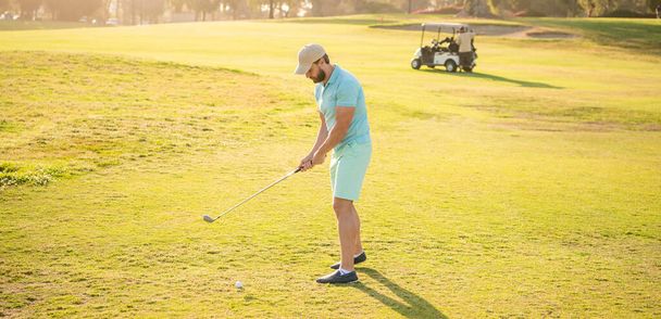 golfista w czapce z kijem golfowym grać na trawie, sport - Zdjęcie, obraz