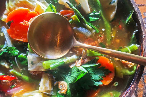 Curry di verdure fresche sul tavolo di legno - Foto, immagini