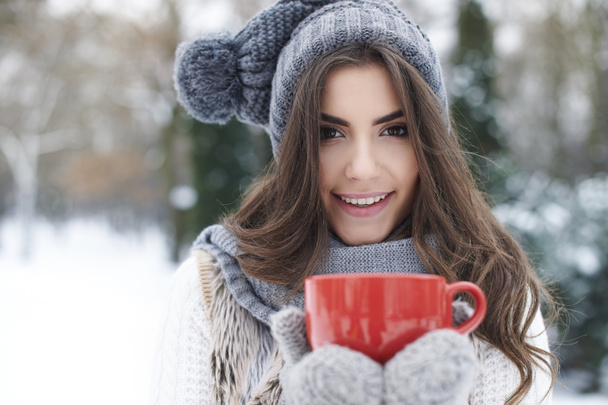 Donna invernale con tazza di tè caldo
 - Foto, immagini