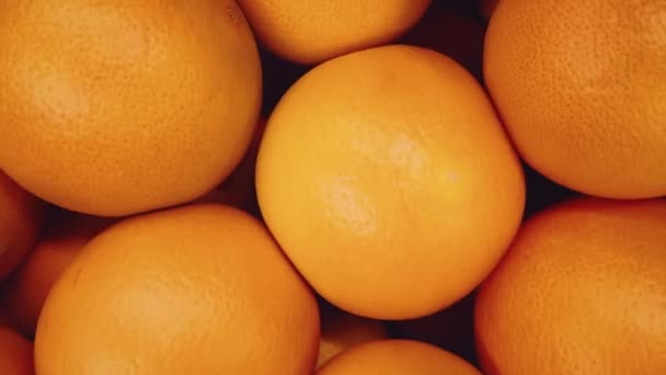 Τρόφιμα, γεωργία και βιολογική έννοια, ώριμα πορτοκάλια ως ολόκληρα φρούτα προς πώληση σε οικολογικό σούπερ μάρκετ - Πλάνα, βίντεο