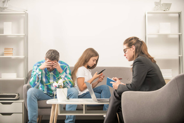Psychologe gibt Familientherapie für Vater und telefonabhängige Tochter Mädchen, Beziehung - Foto, Bild