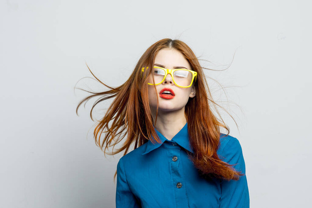 Nainen sininen paita keltainen lasit poseeraa muoti - Valokuva, kuva