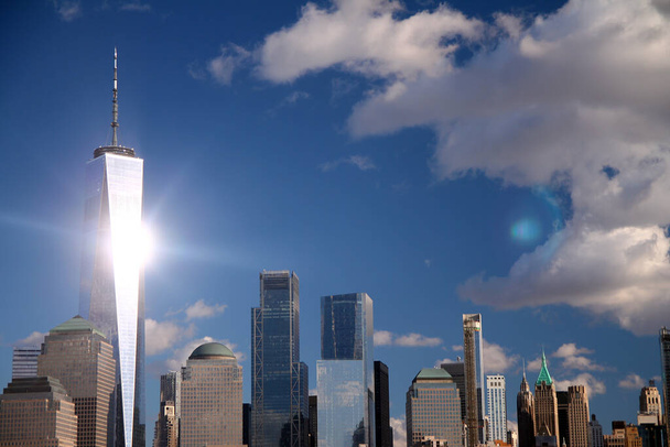晴れた日に晴れた空でマンハッタンのダウンタウンの自由の塔に反映日没 - 写真・画像
