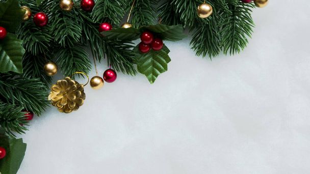 Décorations de Noël, feuilles de pin, boules, baies sur fond blanc neige, concept de Noël - Photo, image