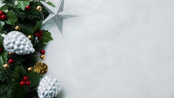 Decoraciones navideñas, hojas de pino, bolas, bayas sobre fondo blanco como la nieve, concepto de Navidad - Foto, imagen