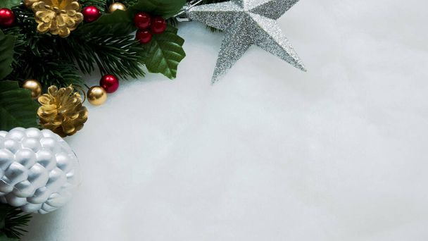 Різдвяні прикраси, листя сосни, кульки, ягоди на білому фоні, різдвяна концепція
 - Фото, зображення