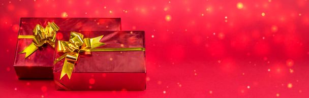 Banner piros háttér és karácsonyi ajándékok, valamint a nem fókusz fények. - Fotó, kép