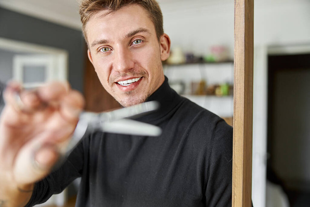 Männlich glücklich lächelnder Friseur in seinem modernen Salon - Foto, Bild