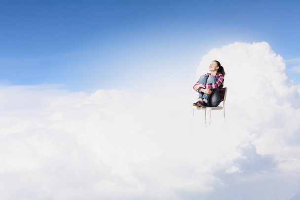 Nainen istuu pilvessä.
 - Valokuva, kuva