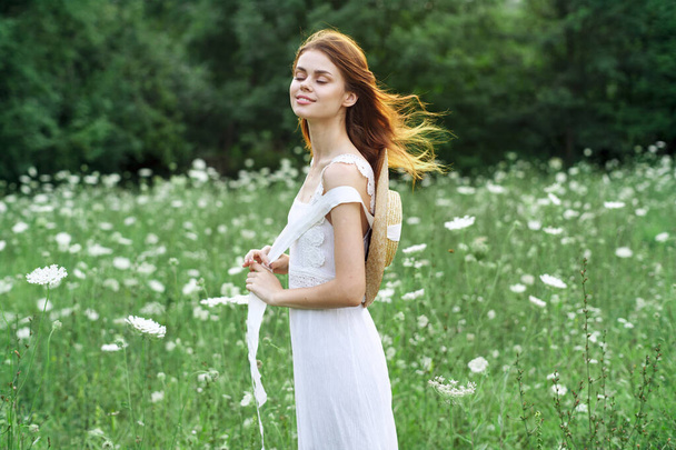 Woman in white dress flowers nature walk charm - Foto, immagini