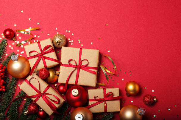 Karácsonyi dekorációk és ajándékok egy színes háttér felülnézet - Fotó, kép
