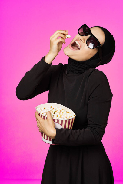 Μουσουλμάνα γυναίκα ψυχαγωγία κινηματογράφο ποπ κορν μόδα μοντέλο εθνικότητας - Φωτογραφία, εικόνα