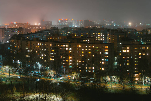 Utcai kilátás éjszaka a város felett - Fotó, kép