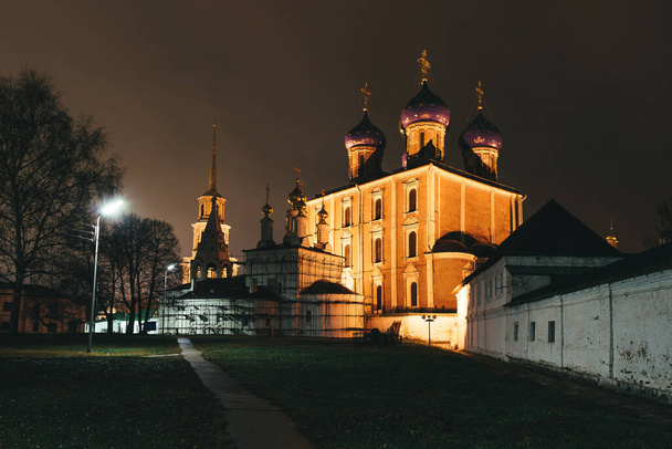 Uitzicht op de kathedraal nacht over de stad - Foto, afbeelding